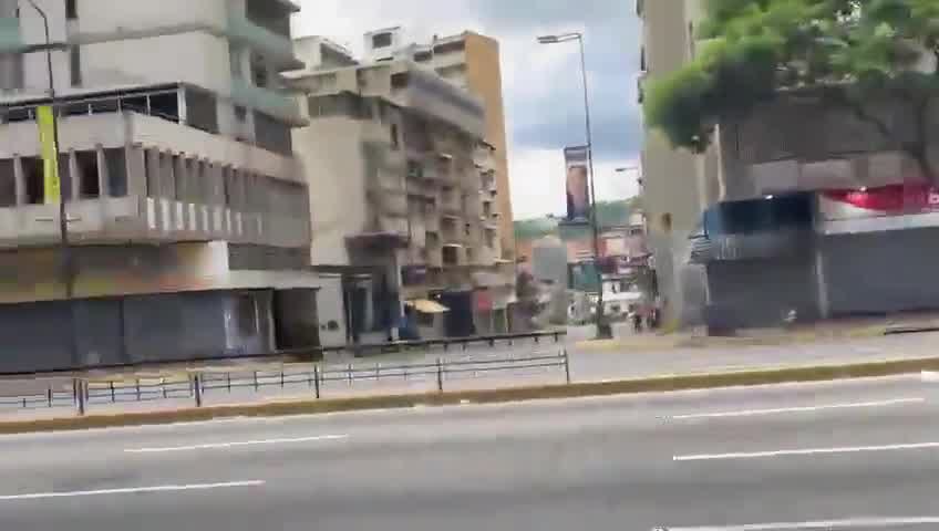 Crackdown is reported on Francisco de Miranda Avenue, towards Chacaíto. A large number of National Guard motor vehicles are present in the area, dispersing the protesters with aggressive methods.