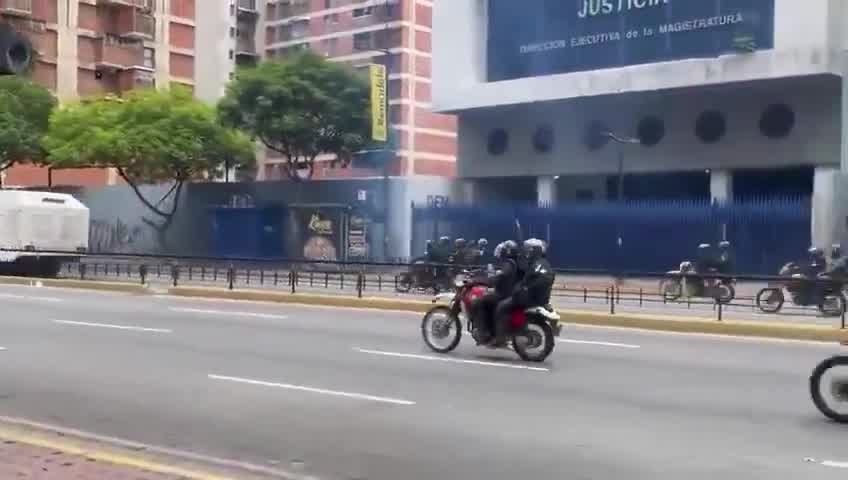 Se reporta una fuerte represión en la Av. Francisco de Miranda, sentido Chacaíto. Gran cantidad de motorizados y tanquetas de la GNB están presentes en la zona, dispersando a los manifestantes con métodos agresivos