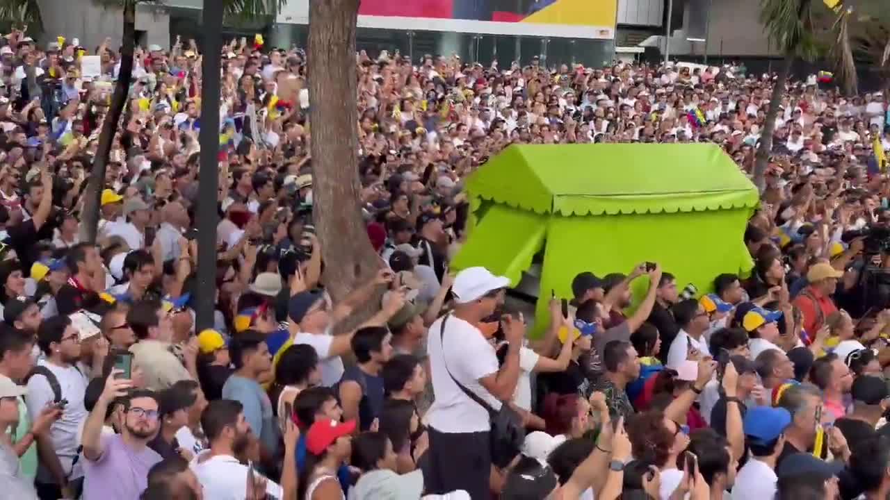 Nous n'avons pas peur - Des milliers de personnes crient à l'assemblée citoyenne de Caracas en soutien à @EdmundoGU