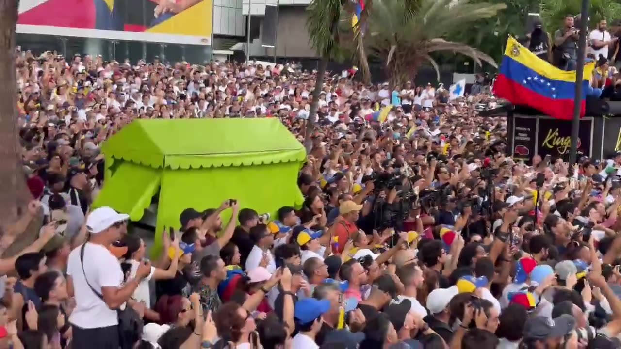 Nous n'avons pas peur - Des milliers de personnes crient à l'assemblée citoyenne de Caracas en soutien à @EdmundoGU