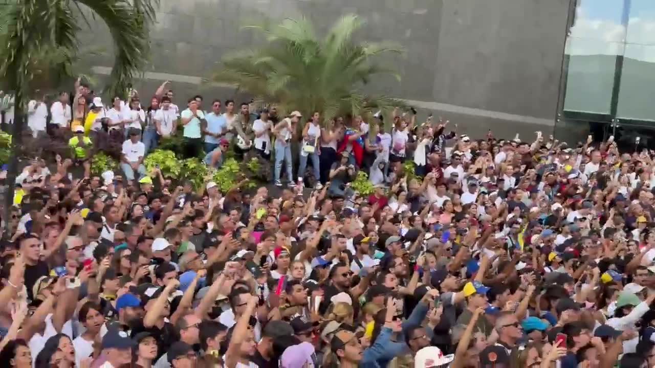 We are not afraid - Thousands of people shout at the citizens' assembly in Caracas in support of @EdmundoGU