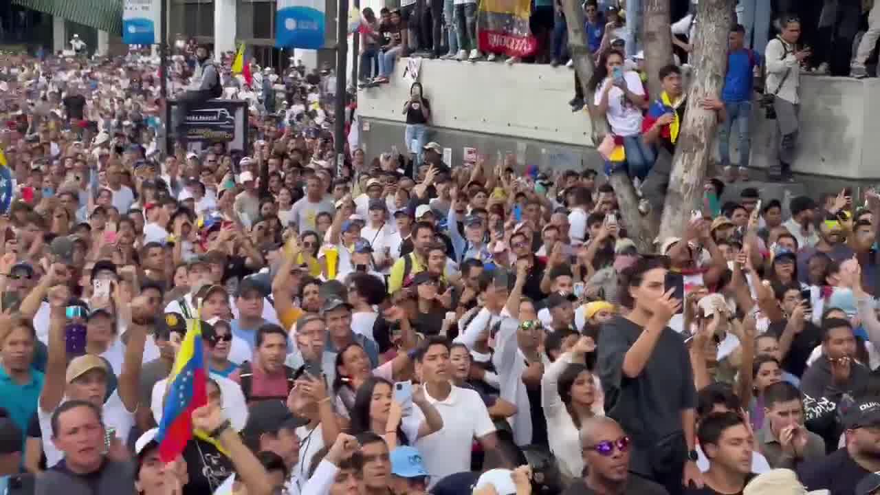 Nous n'avons pas peur - Des milliers de personnes crient à l'assemblée citoyenne de Caracas en soutien à @EdmundoGU