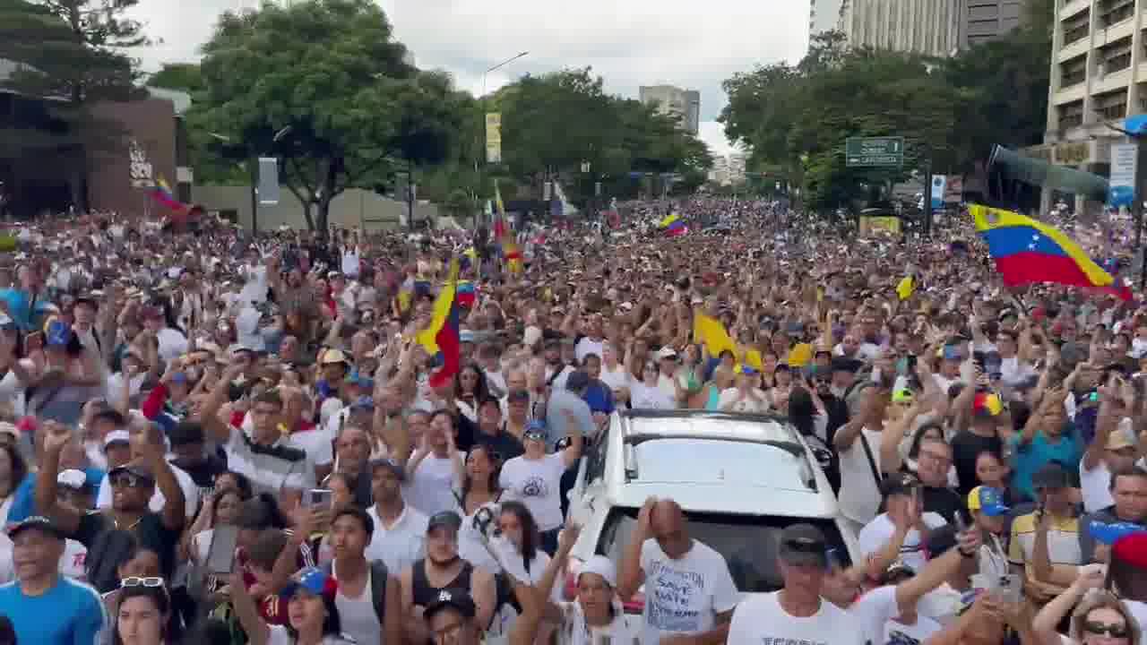 We are not afraid - Thousands of people shout at the citizens' assembly in Caracas in support of @EdmundoGU