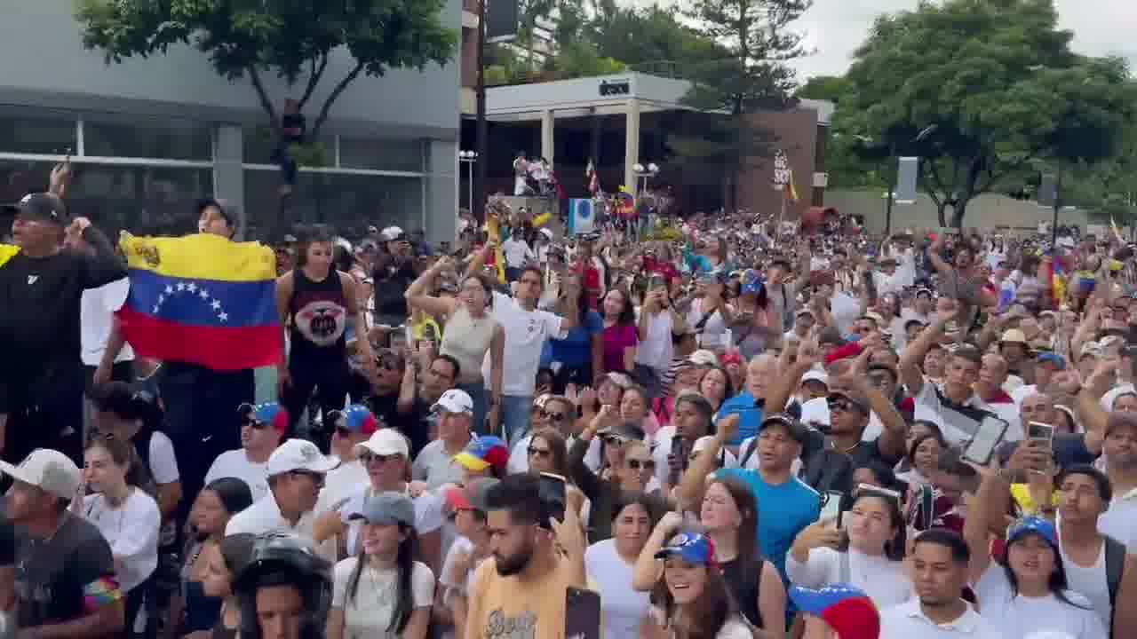 We are not afraid - Thousands of people shout at the citizens' assembly in Caracas in support of @EdmundoGU