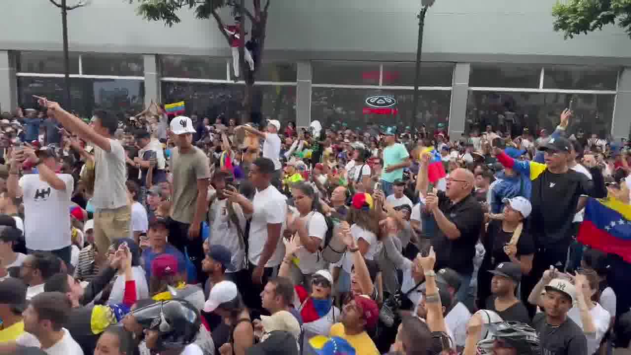 Nous n'avons pas peur - Des milliers de personnes crient à l'assemblée citoyenne de Caracas en soutien à @EdmundoGU