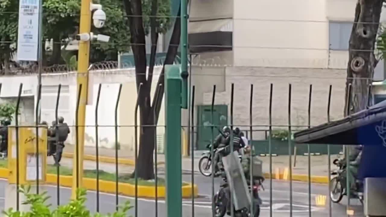 Repressionen in Altamira und Chacao durch die GNB. Sie schießen aus kürzester Distanz auf motorisierte Fahrzeuge. Der junge Mann wurde für einige Sekunden festgehalten und nach den Schreien anderer Menschen auf der Avenida Luis Roche freigelassen. 15:45 Uhr