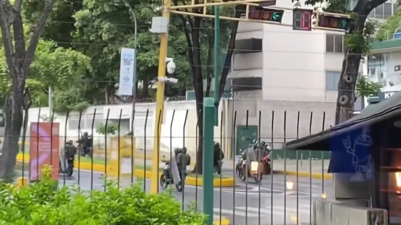 Repressionen in Altamira und Chacao durch die GNB. Sie schießen aus kürzester Distanz auf motorisierte Fahrzeuge. Der junge Mann wurde für einige Sekunden festgehalten und nach den Schreien anderer Menschen auf der Avenida Luis Roche freigelassen. 15:45 Uhr