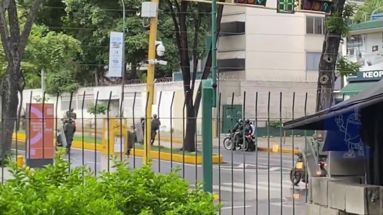 Repressionen in Altamira und Chacao durch die GNB. Sie schießen aus kürzester Distanz auf motorisierte Fahrzeuge. Der junge Mann wurde für einige Sekunden festgehalten und nach den Schreien anderer Menschen auf der Avenida Luis Roche freigelassen. 15:45 Uhr