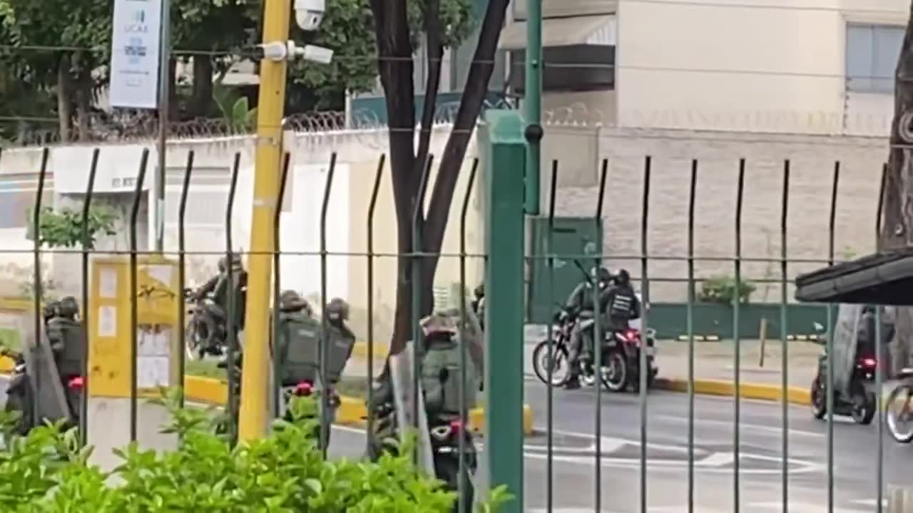 Répression à Altamira et Chacao par le GNB. Ils tirent à bout portant sur des véhicules motorisés. Le jeune homme a été détenu pendant quelques secondes et relâché après les cris d'autres personnes sur l'avenue Luis Roche. 15h45