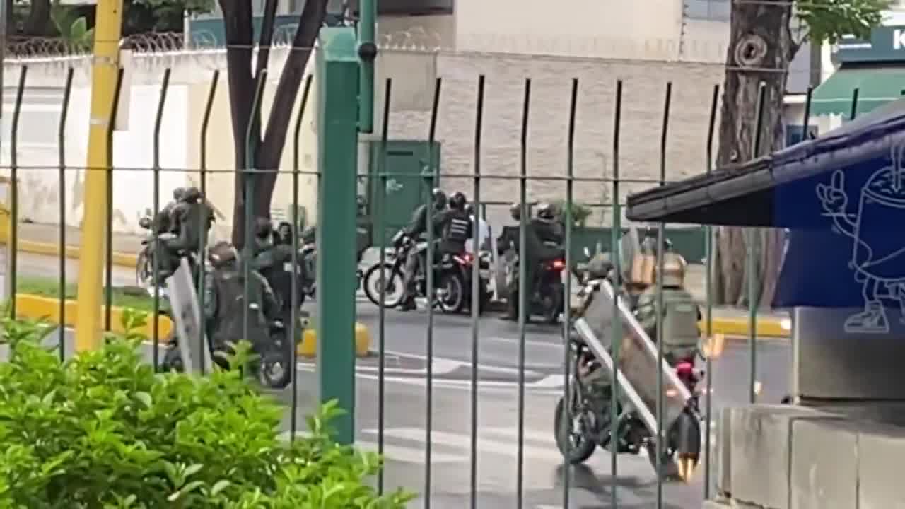 Repression in Altamira and Chacao by the GNB. They shoot motorized vehicles at point-blank range. The young man was held for seconds and released after the screams of other people on Luis Roche Avenue. 3:45pm