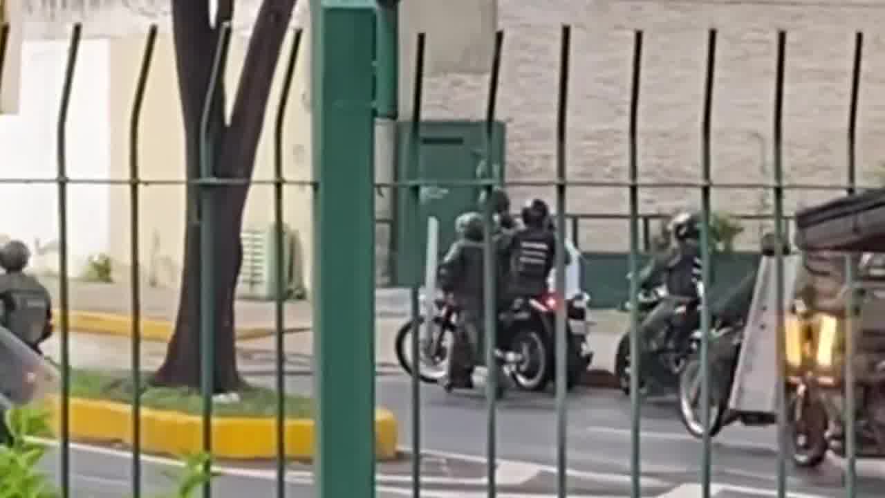 Repression in Altamira and Chacao by the GNB. They shoot motorized vehicles at point-blank range. The young man was held for seconds and released after the screams of other people on Luis Roche Avenue. 3:45pm