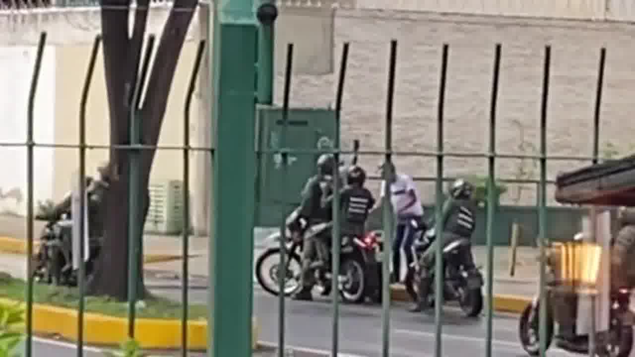 Repression in Altamira and Chacao by the GNB. They shoot motorized vehicles at point-blank range. The young man was held for seconds and released after the screams of other people on Luis Roche Avenue. 3:45pm