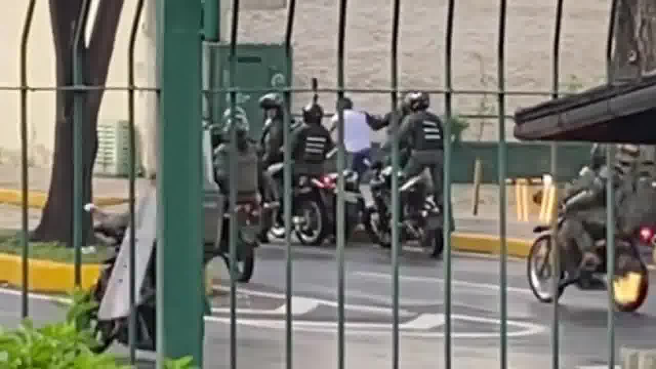 Repressionen in Altamira und Chacao durch die GNB. Sie schießen aus kürzester Distanz auf motorisierte Fahrzeuge. Der junge Mann wurde für einige Sekunden festgehalten und nach den Schreien anderer Menschen auf der Avenida Luis Roche freigelassen. 15:45 Uhr