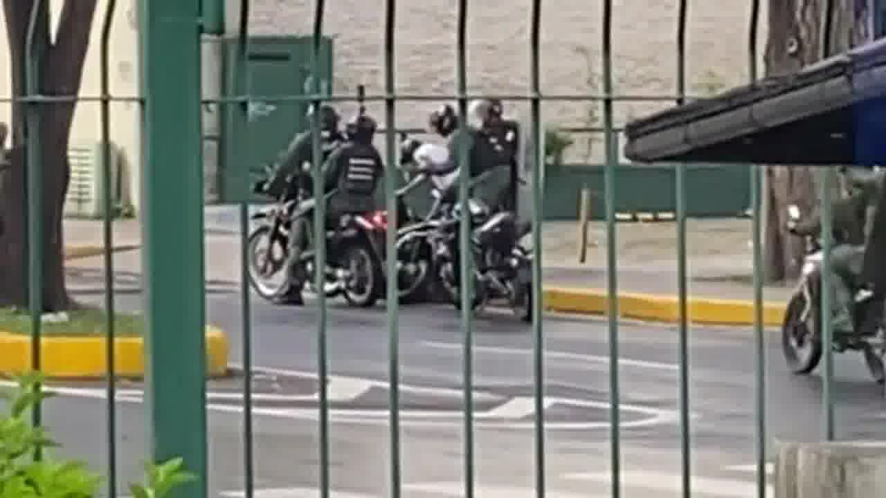 Repressionen in Altamira und Chacao durch die GNB. Sie schießen aus kürzester Distanz auf motorisierte Fahrzeuge. Der junge Mann wurde für einige Sekunden festgehalten und nach den Schreien anderer Menschen auf der Avenida Luis Roche freigelassen. 15:45 Uhr