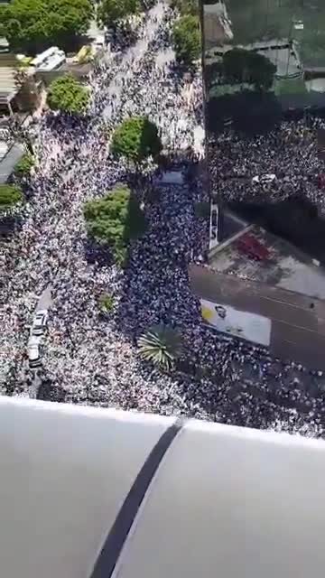 Así se vio la concentración de la asamblea ciudadana convocada en Los Palos Grandes, Caracas, por @MariaCorinaYa y el candidato @EdmundoGU desde una toma aérea