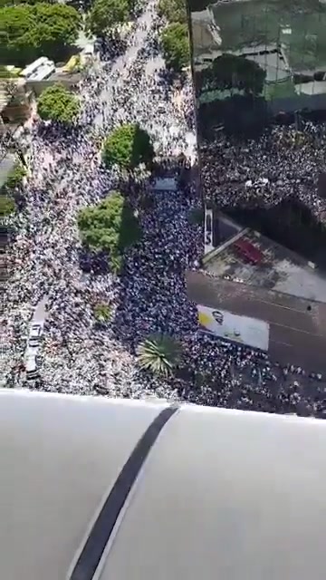 Así se vio la concentración de la asamblea ciudadana convocada en Los Palos Grandes, Caracas, por @MariaCorinaYa y el candidato @EdmundoGU desde una toma aérea