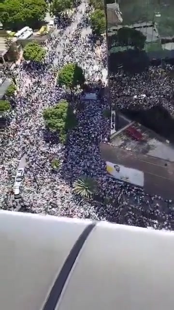 Así se vio la concentración de la asamblea ciudadana convocada en Los Palos Grandes, Caracas, por @MariaCorinaYa y el candidato @EdmundoGU desde una toma aérea