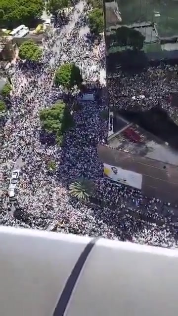 Así se vio la concentración de la asamblea ciudadana convocada en Los Palos Grandes, Caracas, por @MariaCorinaYa y el candidato @EdmundoGU desde una toma aérea