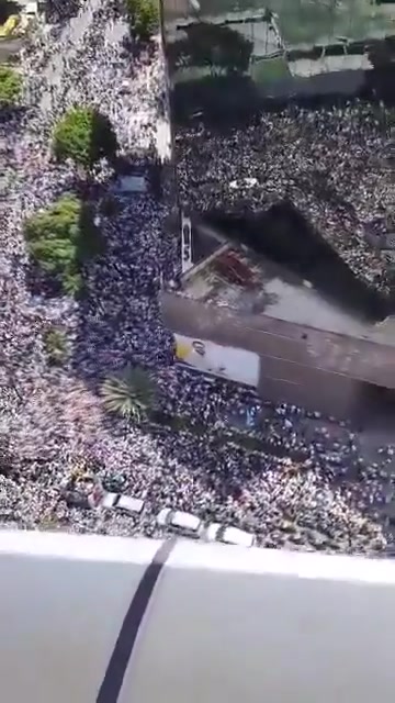 C'est ainsi que se concentre la rally de l'assemblée citoyenne convoquée à Los Palos Grandes, Caracas, par @MariaCorinaYa et le candidat @EdmundoGU depuis un toma aérea