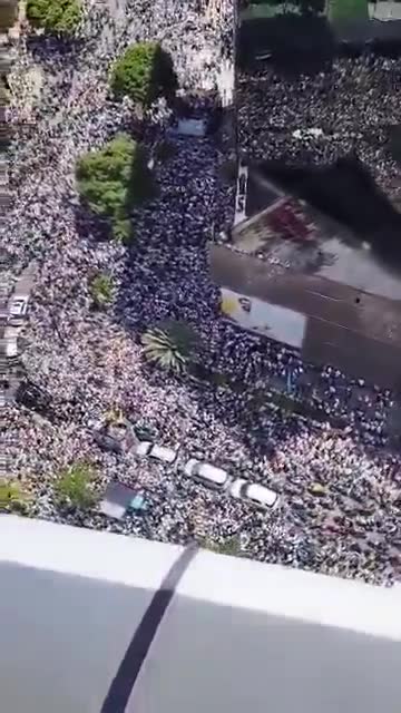 Así se vio la concentración de la asamblea ciudadana convocada en Los Palos Grandes, Caracas, por @MariaCorinaYa y el candidato @EdmundoGU desde una toma aérea