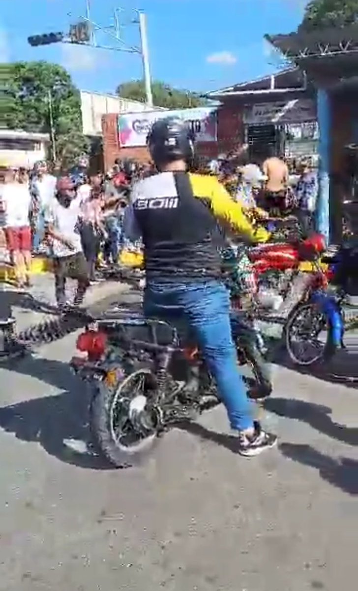 Un manifestant a été grièvement blessé lors d'un rassemblement sur l'Av. Université près de Santa Ana. Ils ne lui ont pas fourni de soins médicaux à la clinique externe Miguel Franco et il a été transporté à l'hôpital Carabobo. Naguanaguan