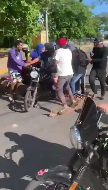 Sie berichten von einem toten jungen Mann an der Av Universidad de Naguanagua in El Carabobeño