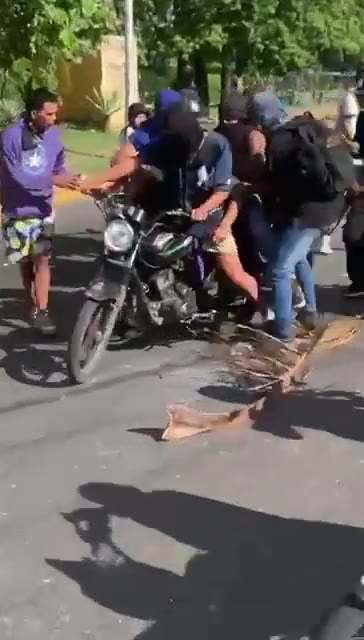 Sie berichten von einem toten jungen Mann an der Av Universidad de Naguanagua in El Carabobeño