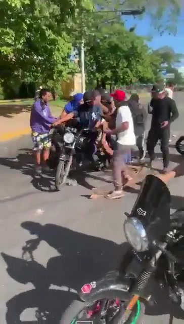 Sie berichten von einem toten jungen Mann an der Av Universidad de Naguanagua in El Carabobeño