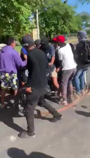 Sie berichten von einem toten jungen Mann an der Av Universidad de Naguanagua in El Carabobeño