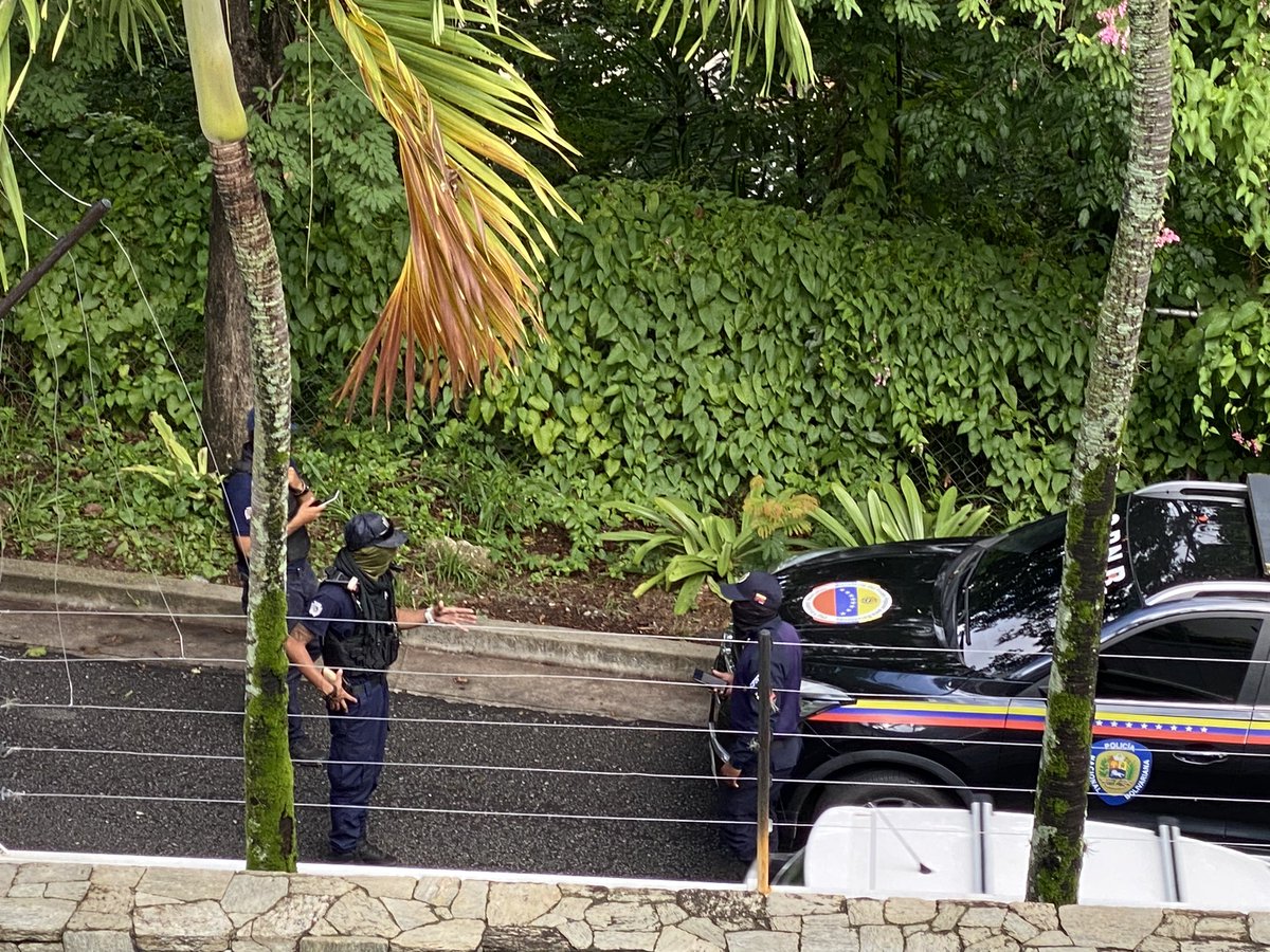 Situation at the Argentine Embassy in Venezuela at 8:55 am. DAET patrol and officials remain in front of the diplomatic residence