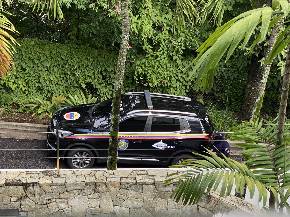 Situación en la Embajada de Argentina en Venezuela a las 8:55 am. Patrulla y funcionarios DAET permanecen frente a la residencia diplomática