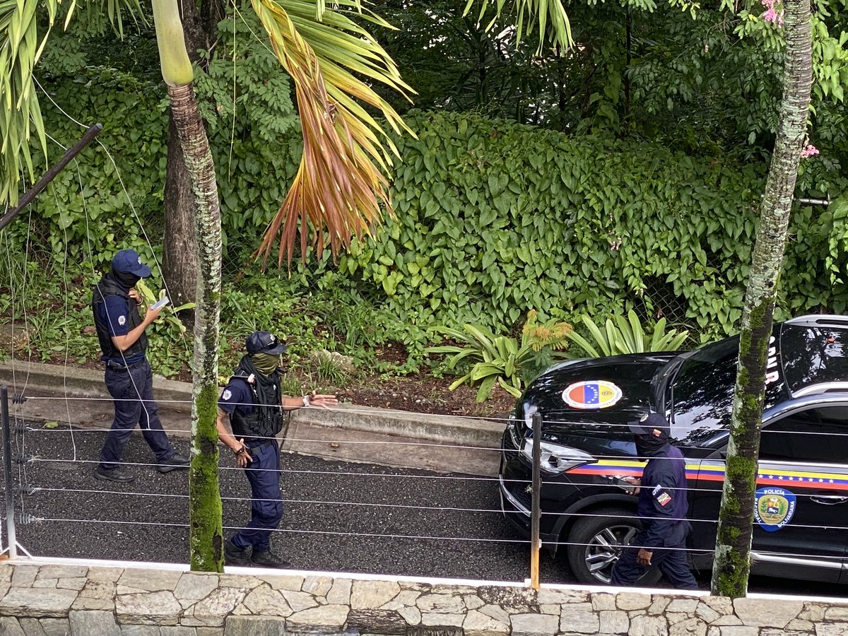 Situación en la Embajada de Argentina en Venezuela a las 8:55 am. Patrulla y funcionarios DAET permanecen frente a la residencia diplomática