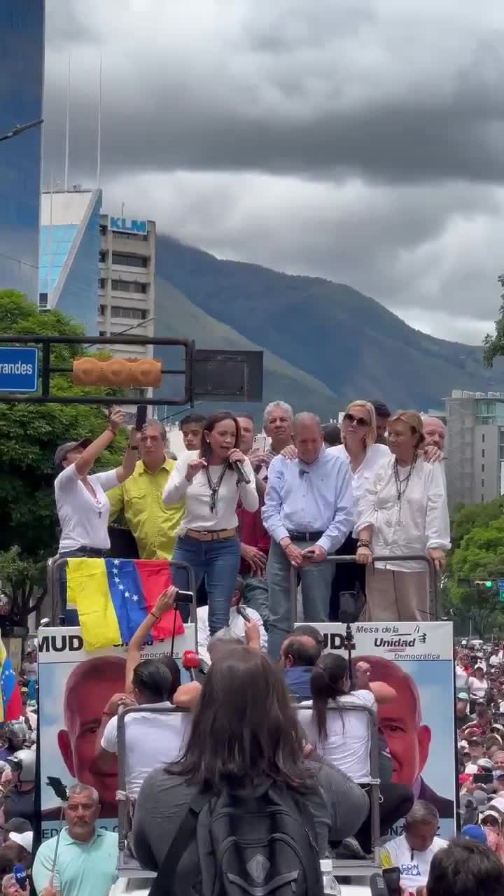 María Corina Machado aux Forces armées :  Les militaires citoyens ont vu de leurs propres yeux le triomphe d'un pays contre une tyrannie. Votre devoir est de défendre la souveraineté populaire et de défendre le peuple vénézuélien