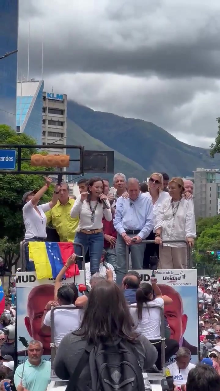 María Corina Machado a la FF.AA.: “Los ciudadanos militares vieron con sus propios ojos el triunfo de un país frente a una tiranía”. “Su deber está en defender la soberanía popular y defender al pueblo venezolano”