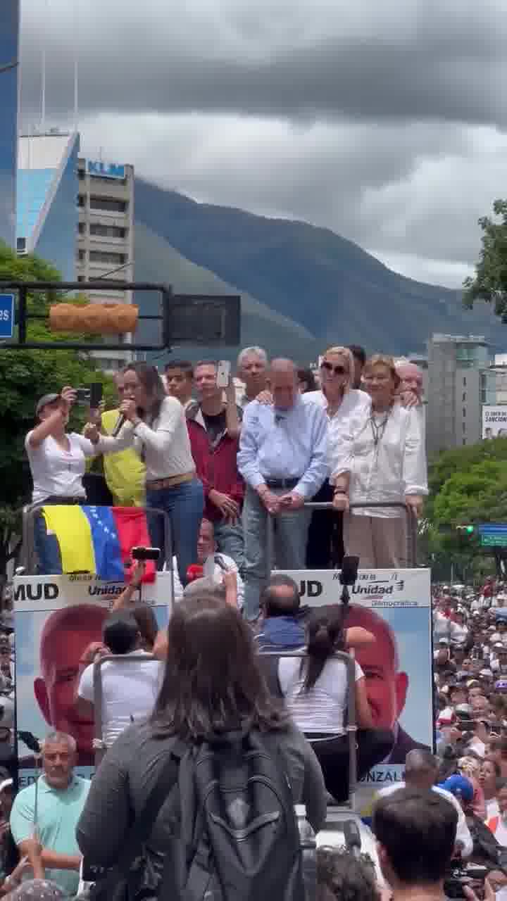 María Corina Machado a la FF.AA.: “Los ciudadanos militares vieron con sus propios ojos el triunfo de un país frente a una tiranía”. “Su deber está en defender la soberanía popular y defender al pueblo venezolano”