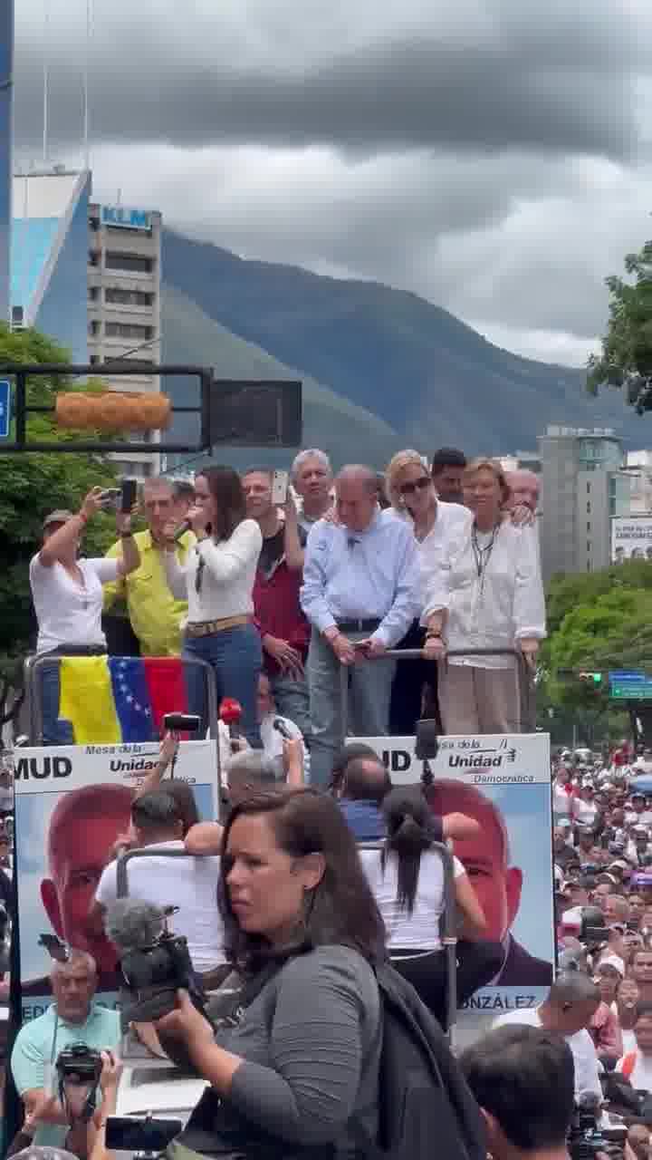 María Corina Machado a la FF.AA.: “Los ciudadanos militares vieron con sus propios ojos el triunfo de un país frente a una tiranía”. “Su deber está en defender la soberanía popular y defender al pueblo venezolano”