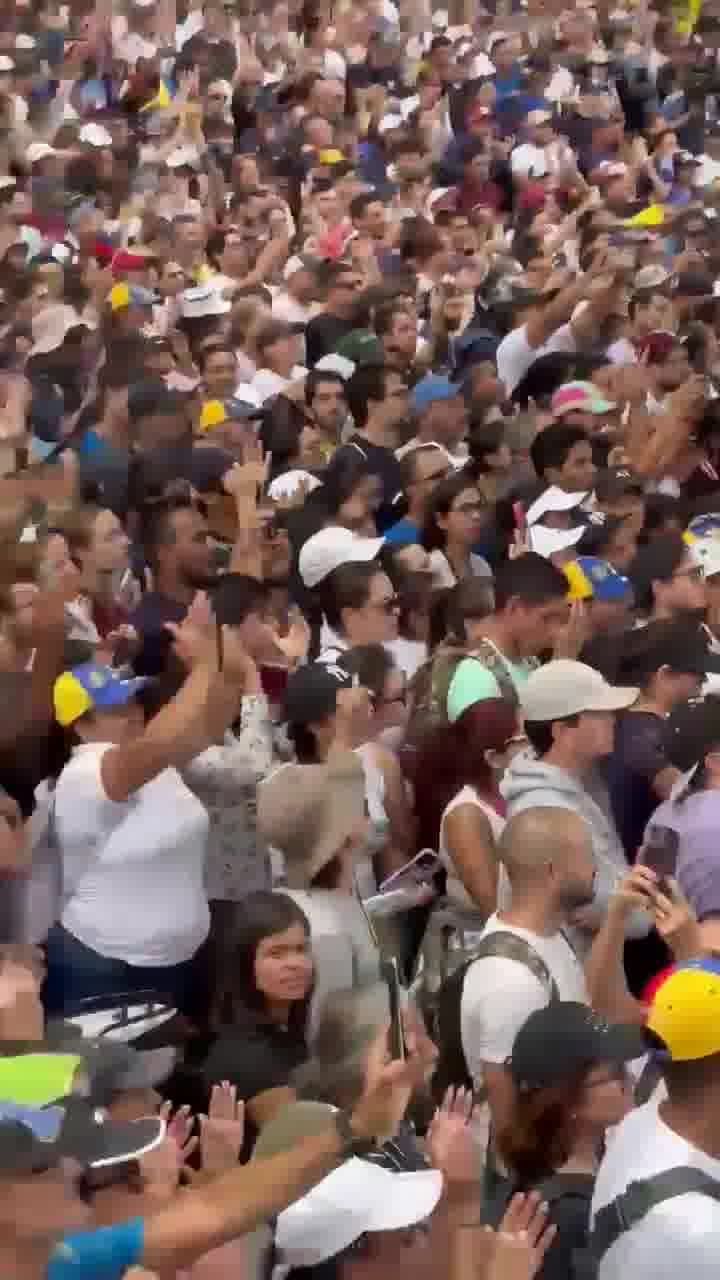 María Corina Machado a la FF.AA.: “Los ciudadanos militares vieron con sus propios ojos el triunfo de un país frente a una tiranía”. “Su deber está en defender la soberanía popular y defender al pueblo venezolano”