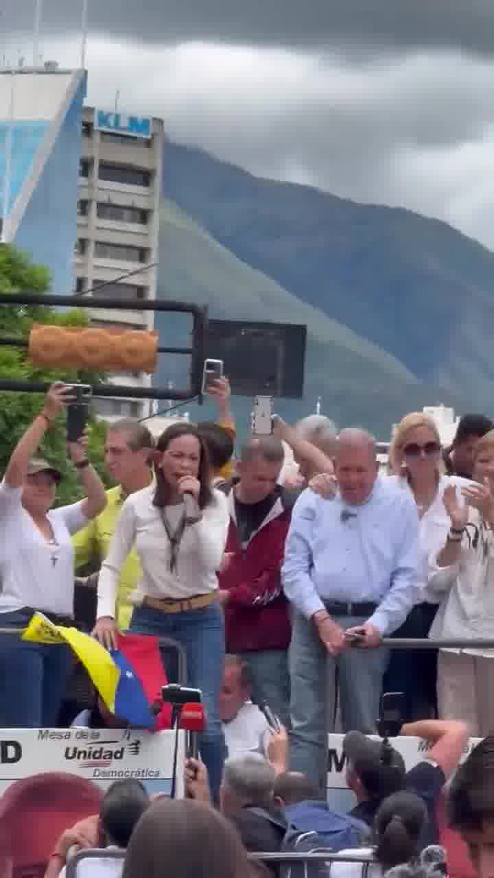 María Corina Machado a la FF.AA.: “Los ciudadanos militares vieron con sus propios ojos el triunfo de un país frente a una tiranía”. “Su deber está en defender la soberanía popular y defender al pueblo venezolano”