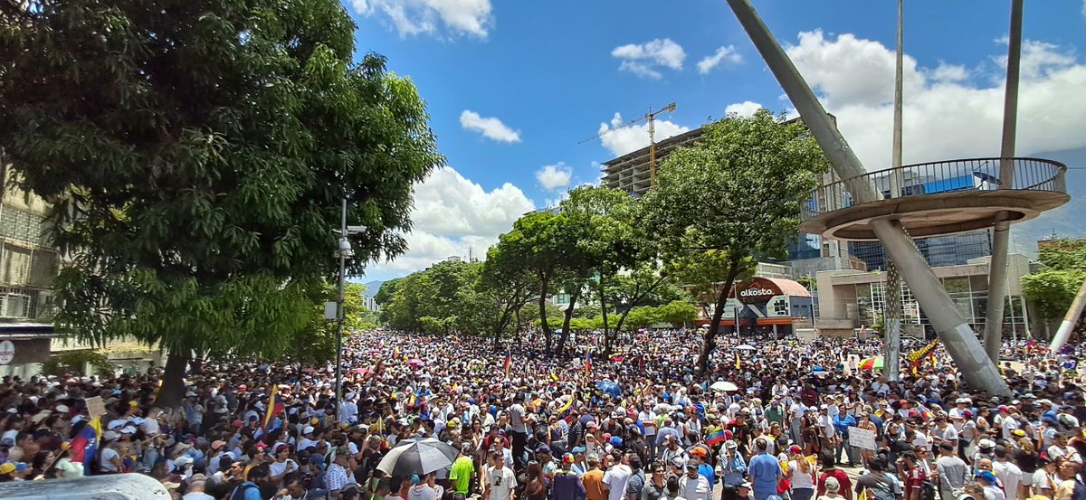 Tausende Menschen versammeln sich friedlich in Las Mercedes, um gegen Maduros Betrug zu protestieren