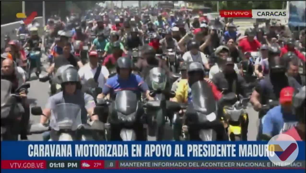 Caravana de motorizados en respaldo a Nicolás Maduro se desplaza por Plaza Venezuela hacia el centro de Caracas