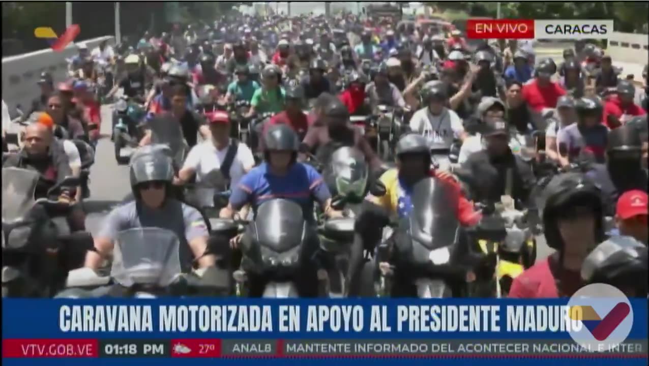 Caravana de motorizados en respaldo a Nicolás Maduro se desplaza por Plaza Venezuela hacia el centro de Caracas