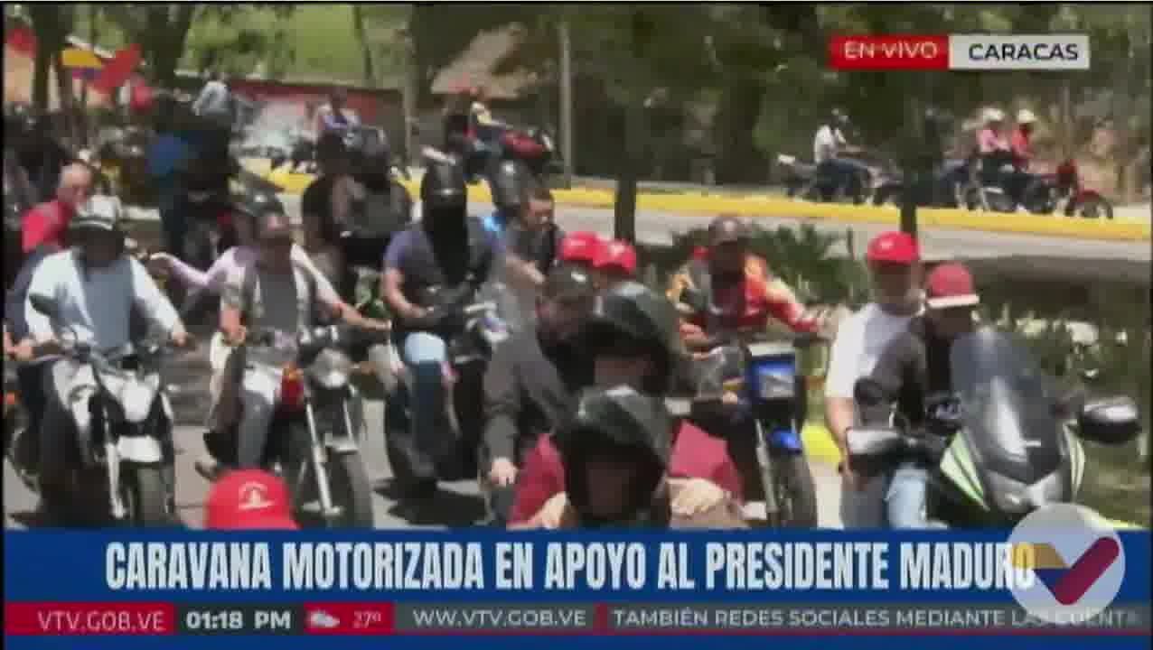 Caravana de motorizados en respaldo a Nicolás Maduro se desplaza por Plaza Venezuela hacia el centro de Caracas