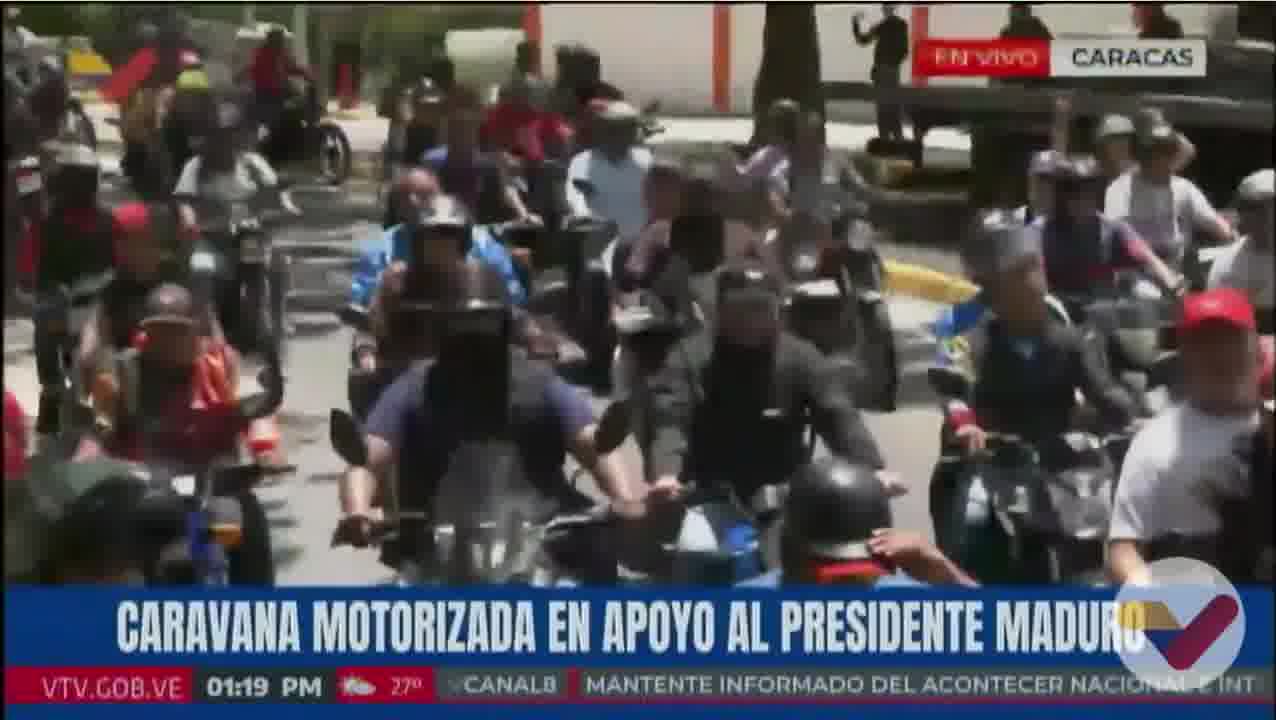 Caravana de motorizados en respaldo a Nicolás Maduro se desplaza por Plaza Venezuela hacia el centro de Caracas