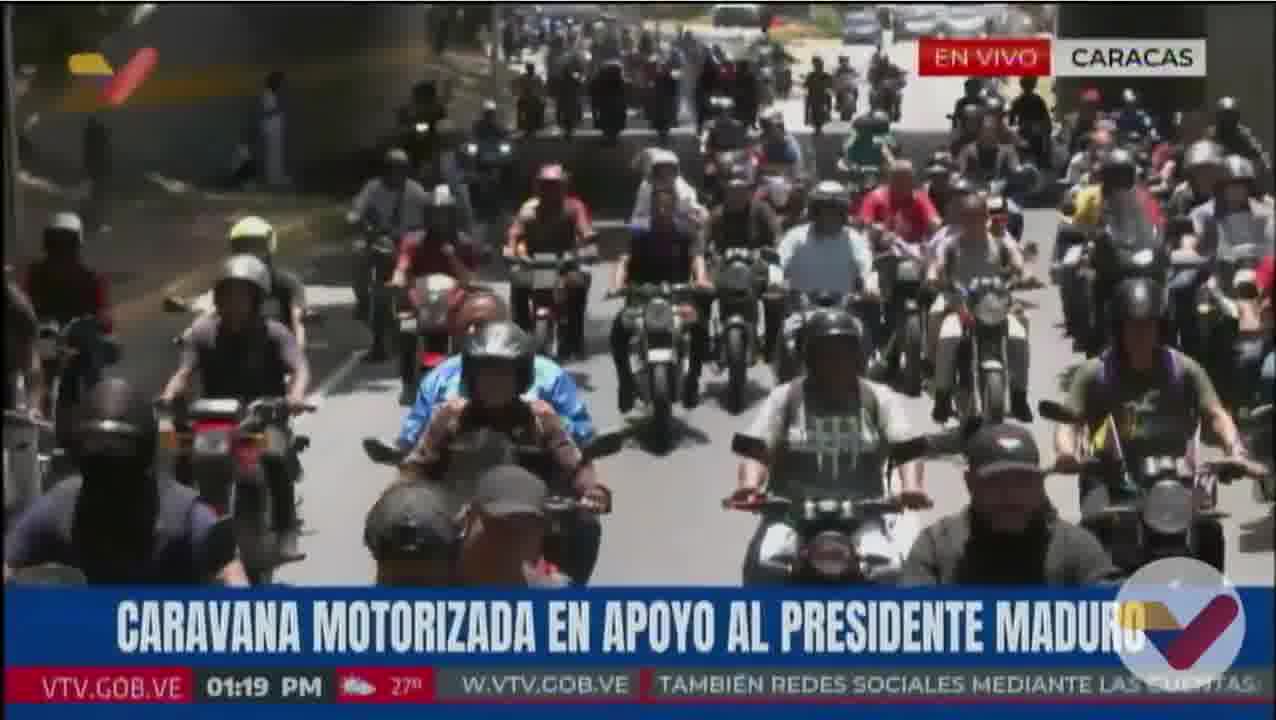 Une caravane motorisée en soutien à Maduro traverse la Plaza Venezuela en direction du centre de Caracas