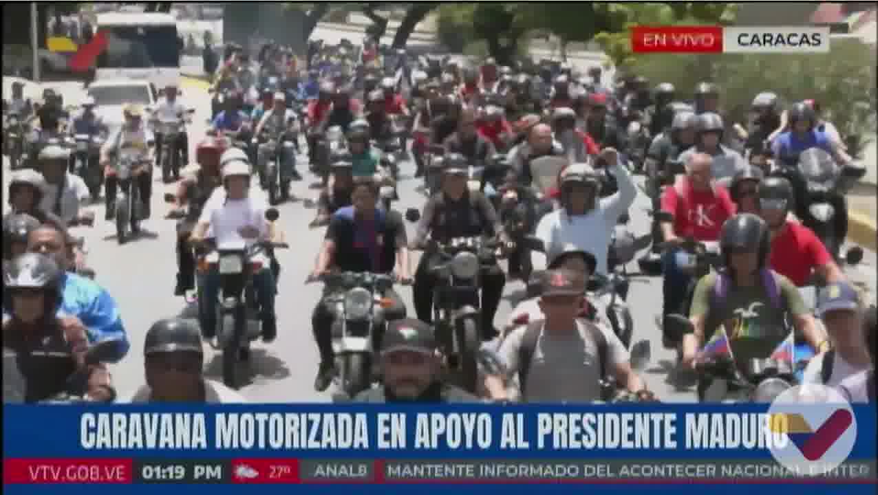 Une caravane motorisée en soutien à Maduro traverse la Plaza Venezuela en direction du centre de Caracas