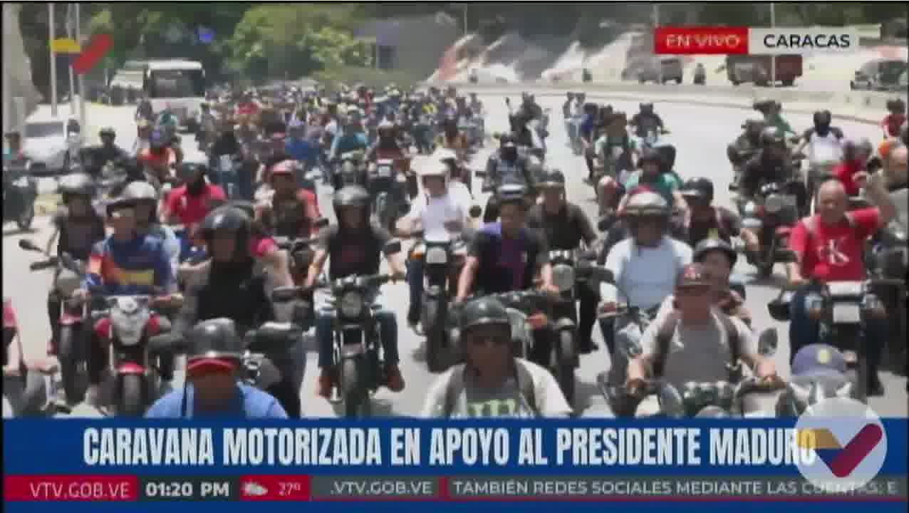 Une caravane motorisée en soutien à Maduro traverse la Plaza Venezuela en direction du centre de Caracas