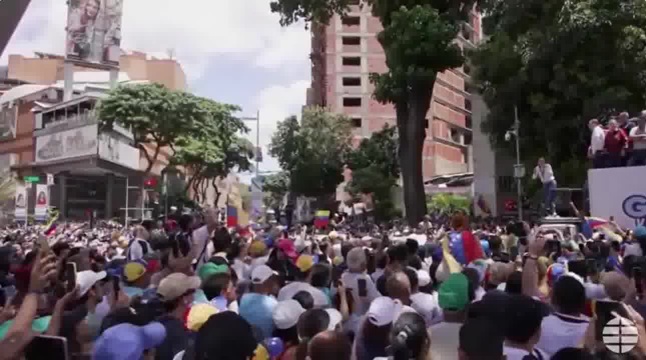 María Corina Machado in Las Mercedes: „Wir haben Geschichte geschrieben. „Lasst uns jedem dieser Venezolaner Tribut zollen, die Helden waren. Was könnte nobler sein, als Zeuge und Hüter der Volkssouveränität zu werden