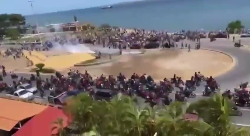 Répression à Cumaná, État de Sucre. Des automobilistes identifiés comme des  collectifs  ont lancé des bombes lacrymogènes contre la manifestation pacifique qui se déroulait à El Monumento. Les citoyens sont restés sur place