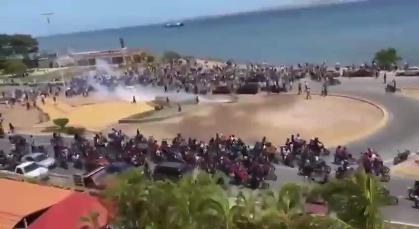 Represión en Cumaná, estado Sucre. Motorizados identificados como colectivos arrojaron bombas lacrimógenas contra la manifestación pacífica que se realiza en El Monumento. Ciudadanos permanecieron en el lugar