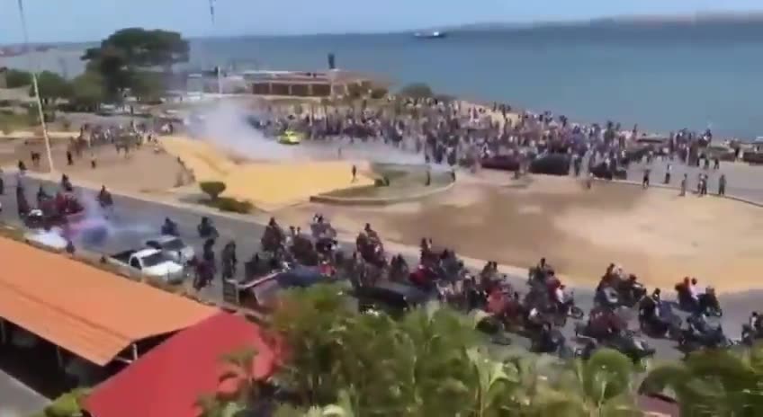 Repressionen in Cumaná, Bundesstaat Sucre. Autofahrer, die als „Kollektive identifiziert wurden, warfen Tränengasbomben auf die friedliche Demonstration in El Monumento. Die Bürger blieben an Ort und Stelle